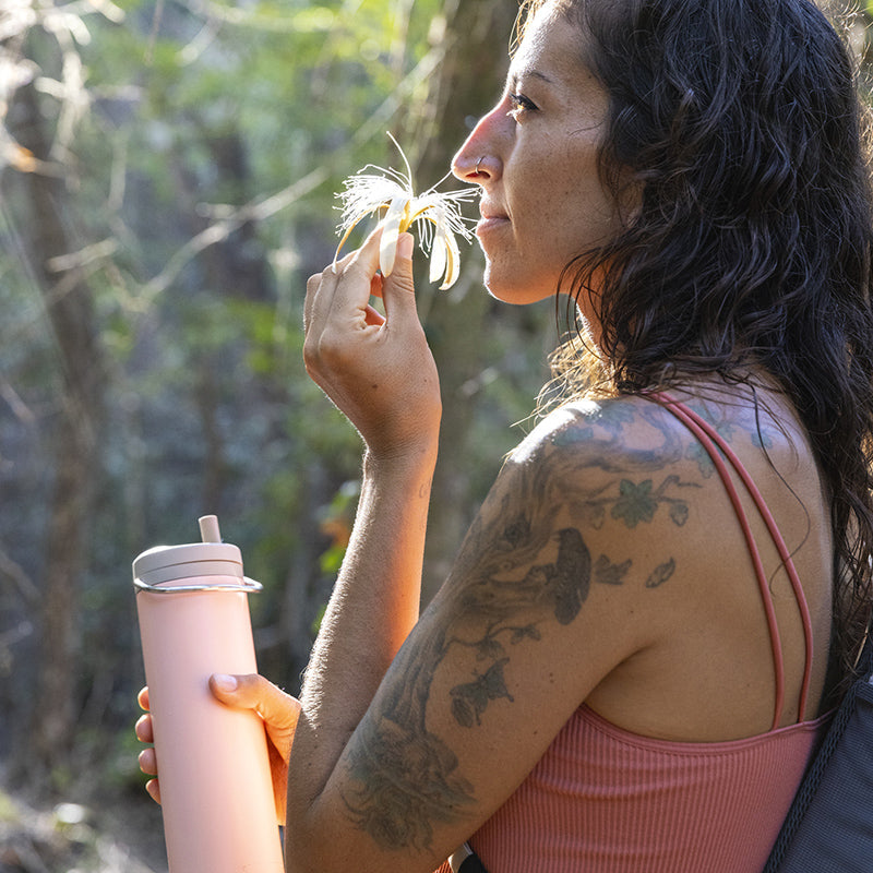 20oz-tkwide-with-twist-cap-u9 tkwide_20oz_insulated_bottle_twist_woman_flower_costarica_square.jpg